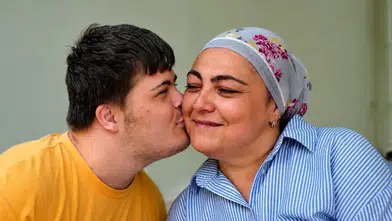 Antalya’da 18 Yıllık Sevgi: Emirhan’ın Dünyasını Renklerle Doldurdu
