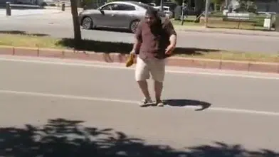 Antalya'da İnanılmaz Anlar! Oteline Dönerken Kargaların Hedefi Oldu!