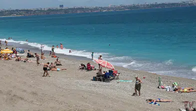 Konyaaltı Sahili'nde Sezon Yoğunluğu Başladı