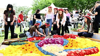 Antalya’da 130 Bin Çiçek Gençlerin Elinde Sanata Dönüştü