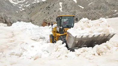 Antalya'da Deniz Keyfi Yapılırken Toroslar'da Kar Mesaisi Sürüyor