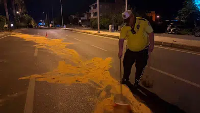 Antalya'da Yağ Sızan Yolu Kürekle Temizleyen Polis Takdir Topladı