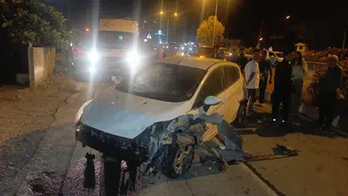 Manavgat'ta Otomobil Refüjü Aşıp Yan Yola Savruldu! Sürücü Burnu Bile Kanamadan Kurtuldu