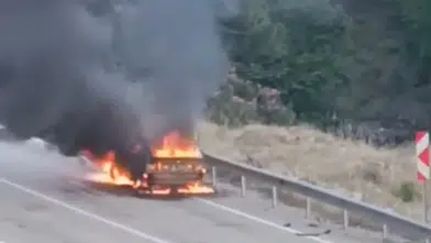 Kozan’da Otomobil Alev Alev Yandı! 13 Yaşındaki Ömer Faciayı Önledi