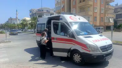 Manavgat'ta Kavşak Kazası: İki Otomobil Çarpıştı, İki Kişi Yaralandı