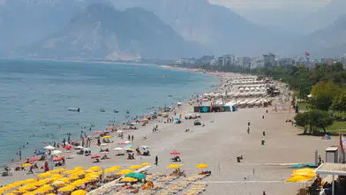 Antalya'da 47 Derece Sıcaklık: Sahiller Dolup Taştı