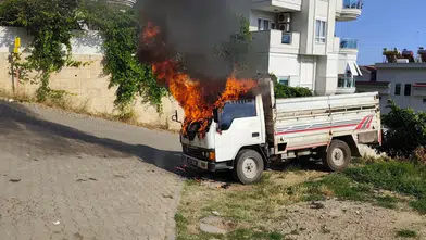 Alanya’da Korkutan Yangın: Park Halindeki Kamyonet Alev Alev Yandı!