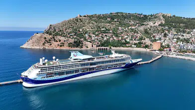 Alanya Limanı'na Yanaşan Dev Gemi Binlerce İngiliz Turist Getirdi