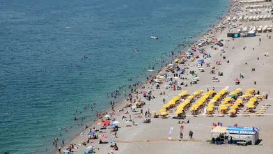 Antalya 30 Derece, Nem Yüzde 80! Serinlemek İçin Konyaaltı'na Akın Ettiler