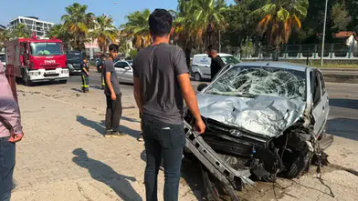 Serik'te Sollama Yapan Otomobil Tel Çitlere Çarptı