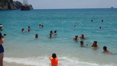 Alanya'da Sıcaklıklar Sahilleri Hareketlendirdi, Turistler Denize İndi
