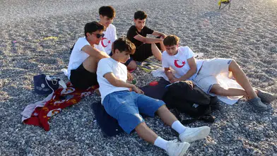 Antalya YKS Sessizliğinde Milli Maçı Cep Telefonundan İzledi