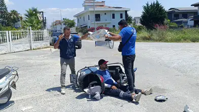 Manavgat'ta Kaza: Yaralı Mesai Arkadaşını Güneşten Böyle Korudular