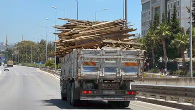 Muratpaşa'da Ahşap Yüklü Kamyon Sürücüsü Dökülen Parçalara Aldırmadı!