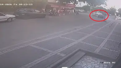 Manavgat'ta Motosiklet Otomobile Yandan Çarptı! Sürücü Yola Savruldu