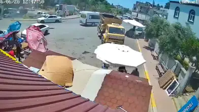 Serik’te Hortum Anı: Tente Müşterilerin Üzerine Düştü