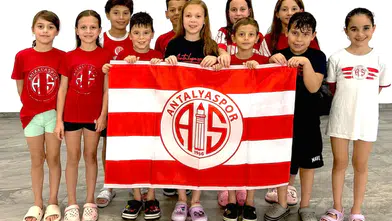 Antalyaspor'un Minik Kulaçlarından Havuzda Türkiye Derecesi