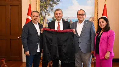 Alanya Gazetecilerinden Vali Şahin’e “Alanya Şalvarı” Hediyesi