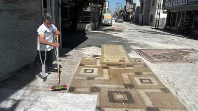 Tozdan Bıkan Mahalleli Çareyi Sokağa Halı Sermekte Buldu!