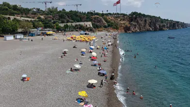 Antalya'da 44 Derecelik Sıcaklık 29'a Düştü: Sahiller Doldu