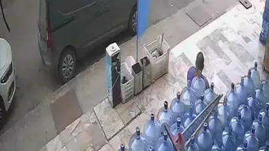 Kediyi Önce Sevdi, Sonra Yere Fırlattı! Alanya'da Tepki Çeken Görüntü!