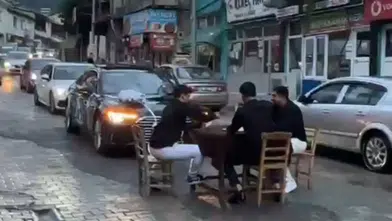 Adana’da Düğün Yolunda İskambil Masası: Damada da Oynattılar!