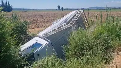 Manavgat'ta Kanala Çakılan Araçtan Son Anda Kurtuldular