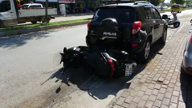 Aniden Sağa Kırdı, Motosikletli Park Halindeki Aracın Altına Girdi!