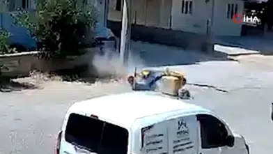 Antalya'da Sıcak Hava Kazaya Neden Oldu! Postacı Direğe Çarptı