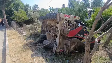 Manavgat'ta İş Makinesi Bahçeye Uçtu