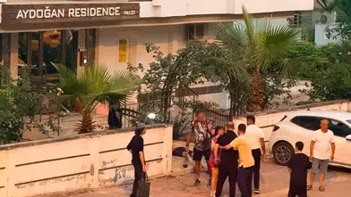 Sürücü Dehşet Saçtı: Aracını Husumetlisinin Üzerine Sürüp Kapıya Sıkıştırdı!