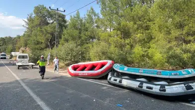 Manavgat'ta Römork Üzerindeki Botlar Devrildi: 3 Yaralı