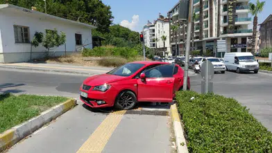 Manavgat'ta Kaza: Otomobil Yaya Geçidine Savruldu