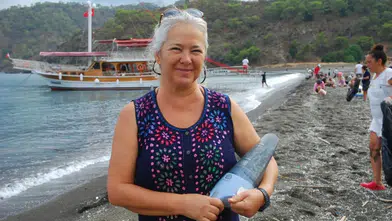 Maden Koyu'nda Plastik Alarmı: Turistler Sahili Karış Karış Süpürdü