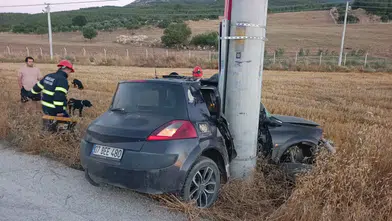 Otomobil Elektrik Direğine Çarptı, Genç Sürücü Araçta Sıkıştı!