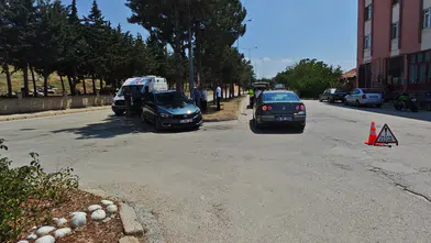 Isparta'da Kavşakta Feci Kaza! Çarpışan Otomobil Refüje Savruldu