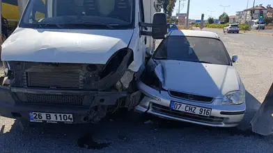 Manavgat'ta Otomobil ve Kamyonet Birbirine Girdi: 2 Yaralı