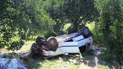 Antalya'da Kediye Çarpmamak İçin Manevra Yapan Otomobil Bahçeye Uçtu