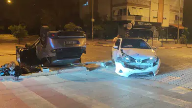 Muratpaşa'da Kavşak Kazası: Otomobil Devrildi, 2 Yaralı!