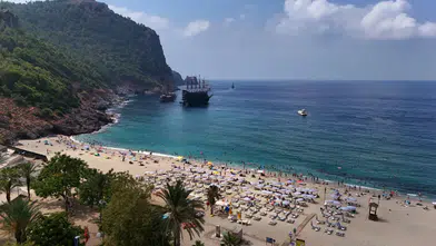 Alanya'da Sıcak Alarmı! 33 Derecede Plajlar ve Tekne Turları Doldu Taştı