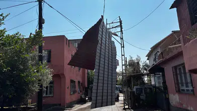 Sağanak Şoku: Seyhan’da Yol Kapandı, Sarıçam’da Elektrik Tellerine Çatı Düştü