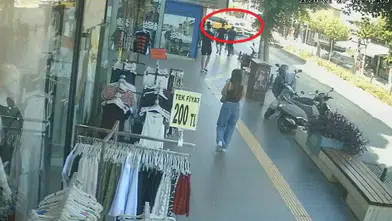 Manavgat'ta Kırmızı Işık İhlali Yaptı, Dükkana Dalmaktan Son Anda Kurtuldu