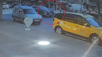 Manavgat'ta Kırmızı Işıkta Yola Fırlayan Yayaya Otomobil Çarptı