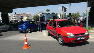 Manavgat D-400'de Kavşak Geçişi Kazayla Bitti! Sürücü Hastanelik Oldu