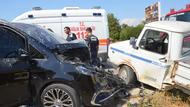 Antalya'da Sürücü Araçta Sıkıştı, Turist Aile Şans Eseri Kurtuldu