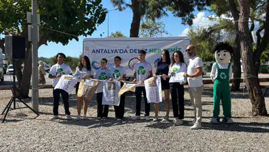 Kemer'de Dünya Temizlik Günü Kapsamında Sahil Temizlendi