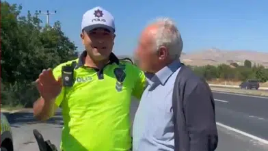 Fazla Yolcu Cezasından Kaçmak İstedi: Polisten Esprili Bulaşık Cezası