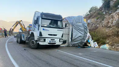 Finike'de Kontrolden Çıkan TIR'ın Dorsesi Devrildi: Yol Kapandı