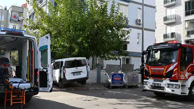 Muratpaşa'da Araç Apartman Bahçesi Duvarına Girdi!