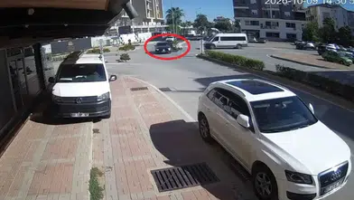 Manavgat'ta Motosiklet ile Lüks Otomobil Çarpıştı! Sürücü Yabancı Plaka Cezasıyla Yıkıldı